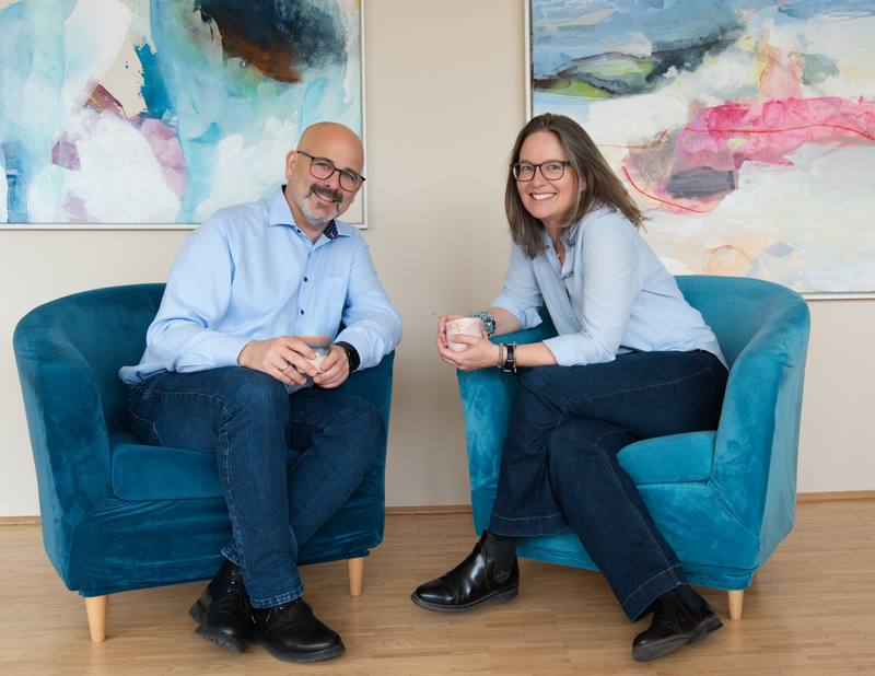 Angela und Dieter Ehrenreich in ihrer Beratungspraxis im SinnZENTRUM Salzburg